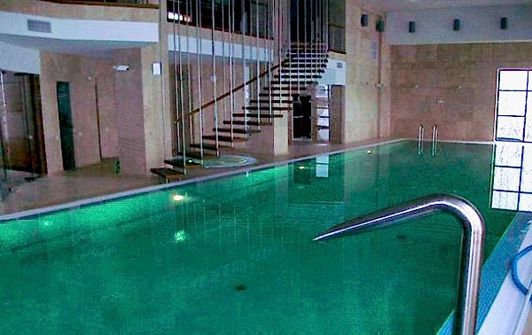 Частный переливной бассейн в Нерском